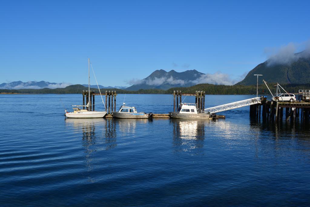 Island Village Properties At Fred Tibbs Tofino Room photo