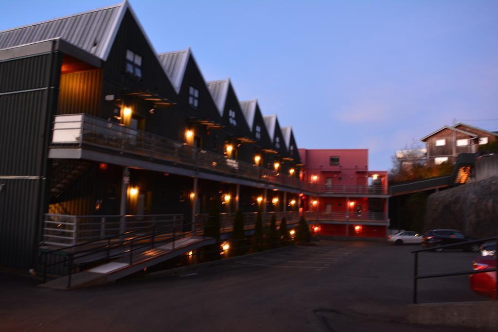 Island Village Properties At Fred Tibbs Tofino Exterior photo