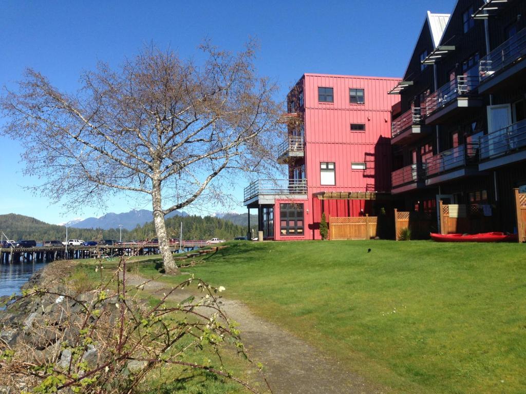 Island Village Properties At Fred Tibbs Tofino Exterior photo