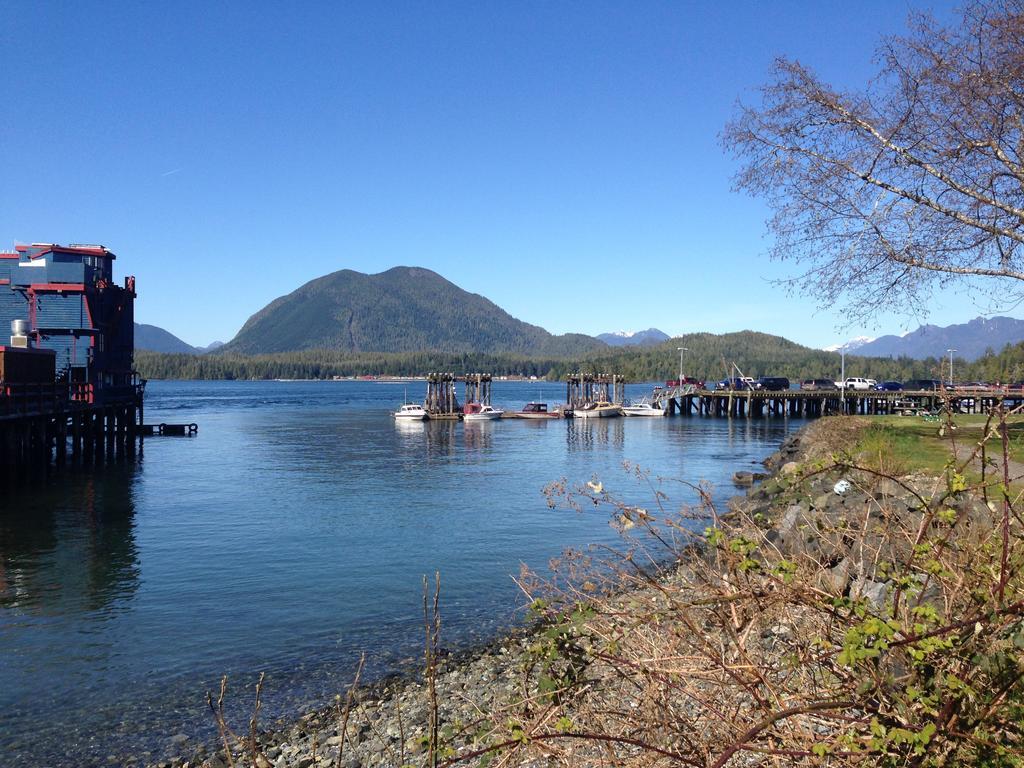 Island Village Properties At Fred Tibbs Tofino Room photo