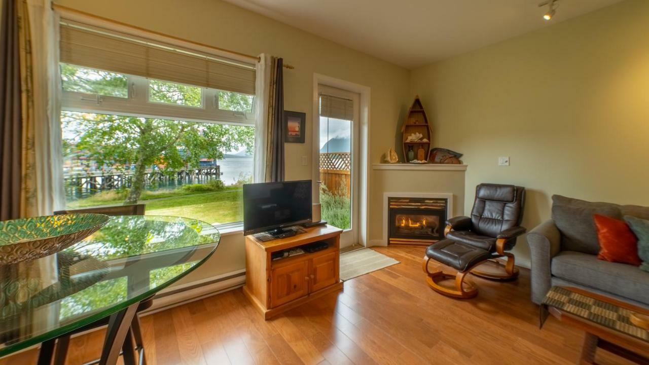 Island Village Properties At Fred Tibbs Tofino Room photo